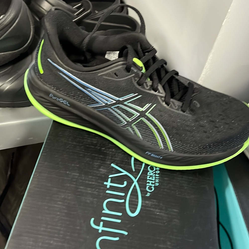 New with box mens asics size 9.5